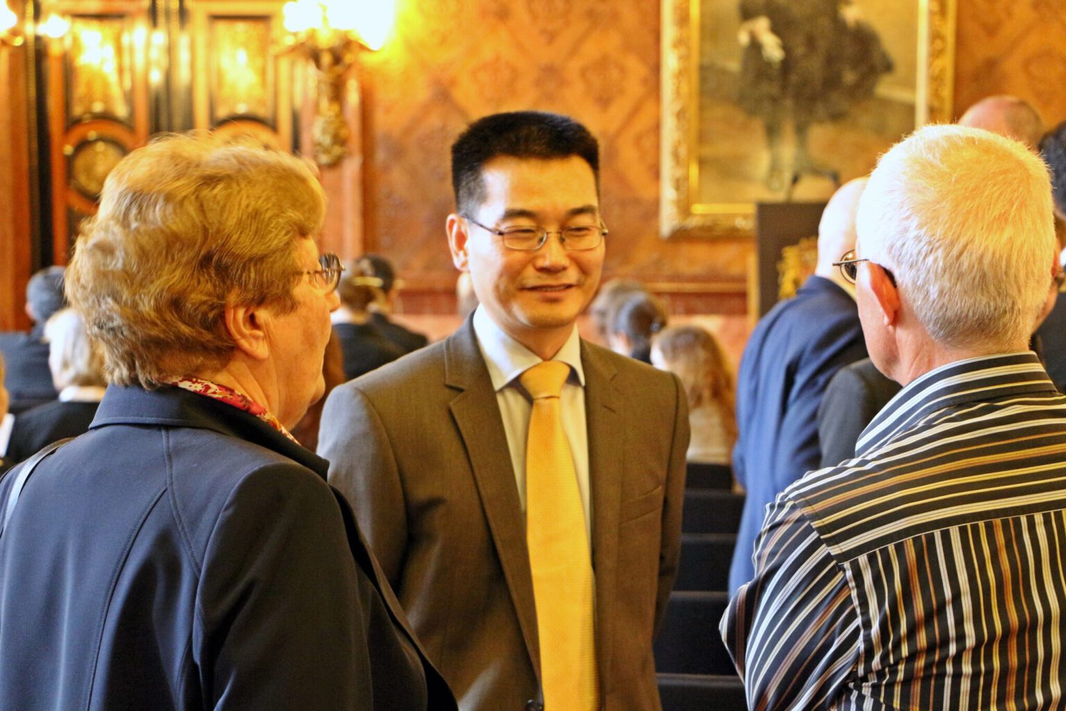 Im Gespräch vertieft von links nach rechts: Professor Jutta Hebel,  Fan Xuecheng (Botschaft der VR China), Dr. Schucher (50 Jahre DGA–Festakt)  | Im Gespräch vertieft von links nach rechts: Professor Jutta Hebel,

Fan Xuecheng (Botschaft der VR China), Dr. Schucher (50 Jahre DGA–Festakt)