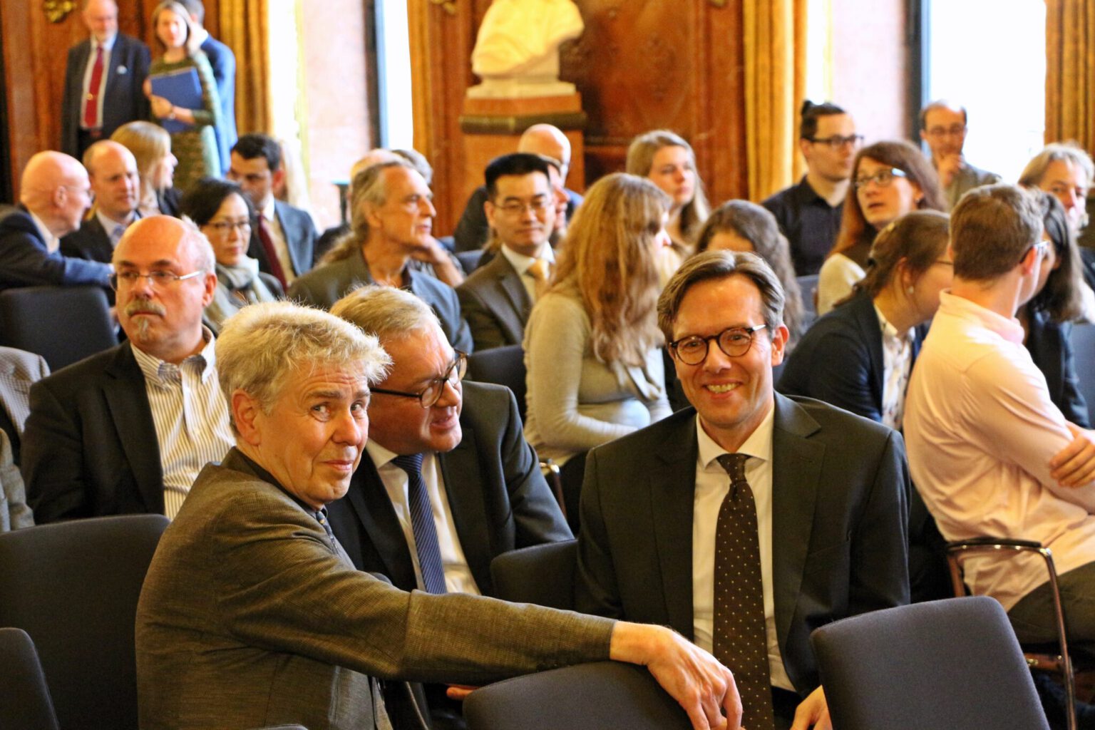 Blick auf einen Teil der eingeladenen Gäste. Im Vordergrund von links nach rechts: Wolfgang Brenn (DJZB), Matthias Nass, Professor Köllner